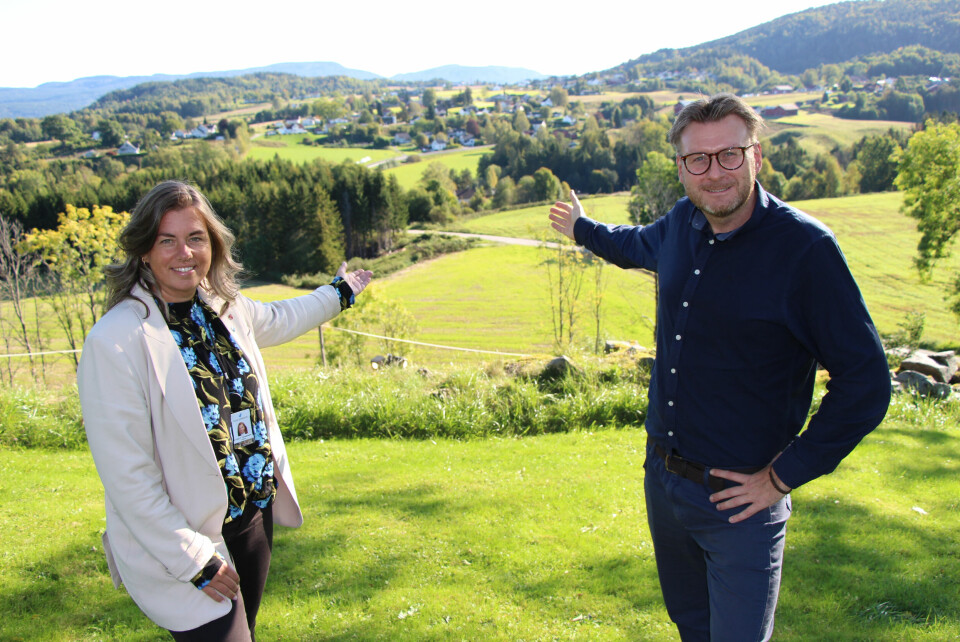 UNDERJORDISKE SKATTER: Ordfører Linda Thorstensen og Tor Espen Simonsen fra Rare Earths Norway viser vei mot Fensfeltet på Ulefoss, som skjuler Europas største forekomst av sjeldne jordarter.