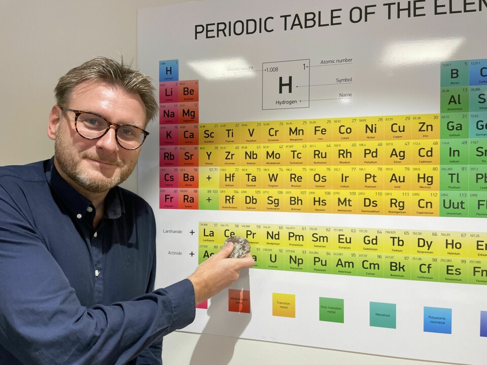GODSAKENE: Tor Espen Simonsen fra REN peker på linjen i det periodiske system som kalles «sjeldne jordarter».