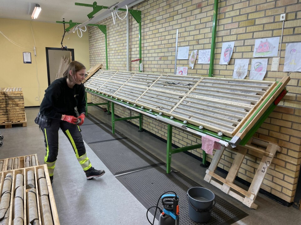 ANALYSER: I en nedlagt barneskole på Fensfeltet har Rare Earths Norway etablert seg. Her analyseres 30 000 kjerneprøver fra fjellet under Ulefoss.