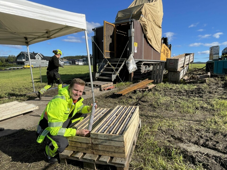 BOREMASKINEN: På et jorde på Fensfeltet står en diger boremaskin som henter opp kjerneprøver 450 meter under bakken.