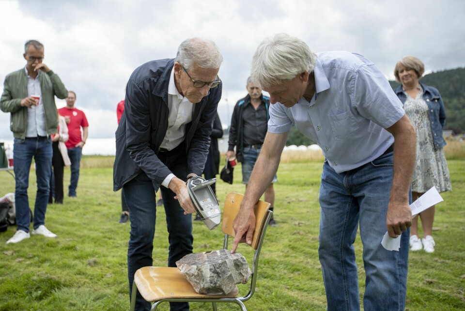 BRENNPUNKT ULEFOSS: Statsminister Jonas Gahr Støre på visitt på Fensfeltet i 2021 og ble veiledet av regiongeolog Svein Dahlgren. Toppolitikere inn- og utland følger utviklingen rundt en av Europas aller største forekomster av «sjeldne jordarter».