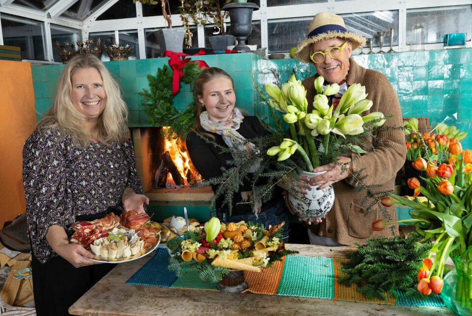 JULETAPAS: Det bugner på bordet når Finn inviterer på småretter og julekaker.