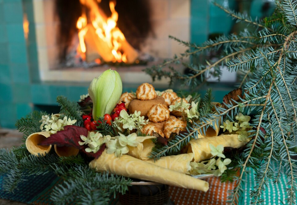 FESTLIG: Hjemme hos Finn er ingenting kjedelig. Julekakene får selskap av granbar, hagefunn og små dekorasjoner som gir bordet en helt egen, lun og naturlig julestemning.