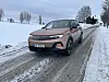 Opel SUV kjører på snødekt landevei omgitt av vinterlandskap