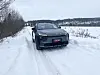 Toyota bZ4X elbil på snødekt landevei omgitt av vinterlandskap