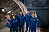 Artemis II-astronauter i blå NASA-drakter foran Orion-simulator i Building 5