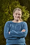 Anne Louise Nielsen står utendørs med armene i kors og ser mot kameraet.