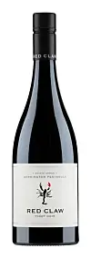 Flaske Red Claw Pinot Noir rødvin med hvit etikett mot hvit bakgrunn