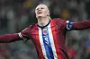 Erling Haaland feirer med armene ut etter scoring for Norge mot Slovenia.