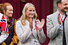 Kronprinsesse Mette-Marit, kronprins Haakon og prins Sverre Magnus applauderer under 17. mai-feiringen på Skaugum.