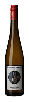 Bordeauxfarget vinflaske med etiketten BattenfeldSpanier 2015 Riesling Trocken på hvit bakgrunn.