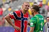Erling Haaland og Ørjan Nyland feirer på banen etter Norges seier over Brasil.