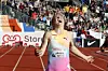 Friidrettsutøver jubler på Bislett stadion under Bislett Games, med publikum og løpebanen i bakgrunnen.