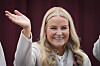 Kronprinsesse Mette-Marit smiler og vinker under 17. mai-feiringen på Skaugum.