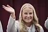 Kronprinsesse Mette-Marit smiler og vinker under 17. mai-feiringen på Skaugum.