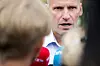 Advokat Geir Lippestad snakker til pressen utenfor Ila fengsel, med mikrofoner i forgrunnen.