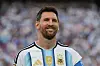 Argentina-fodboldspiller i landsholdstrøje foran sløret tilskuertribune.