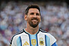 Argentina-fodboldspiller i landsholdstrøje foran sløret tilskuertribune.