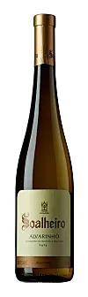 En vinflaske med etiketten Soalheiro Alvarinho på hvit bakgrunn.