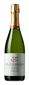 En grønn flaske Crémant de Bourgogne med gyllen folie og hvit etikett på hvit bakgrunn.