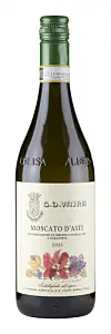 Grønn vinflaske med etikett for G.D. Vajra Moscato d'Asti på hvit bakgrunn.