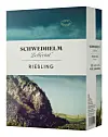 Vinflaske med Schwedhelm Riesling-etikett og fjell- og vinmarksdesign.