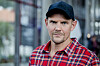 Olaf Tufte i rød rutete skjorte og svart caps under TV 2s høstpresentasjon i Bergen.