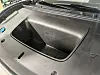 Åpent batterirom under panseret i en BMW.