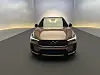 Mørk Volvo-sedan sett forfra i et minimalistisk studio med myk belysning.