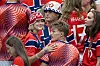 Martin Ødegaard og Helene Spilling Ødegaard står blant norske supportere kledd i rødt, hvitt og blått.