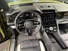 Interiør i en Ford Mustang med ratt, instrumentpanel, berøringsskjerm og sorte forseter.