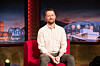 Geir Aker sitter i en rød stol i studioet til «Senkveld med Helene og Stian».